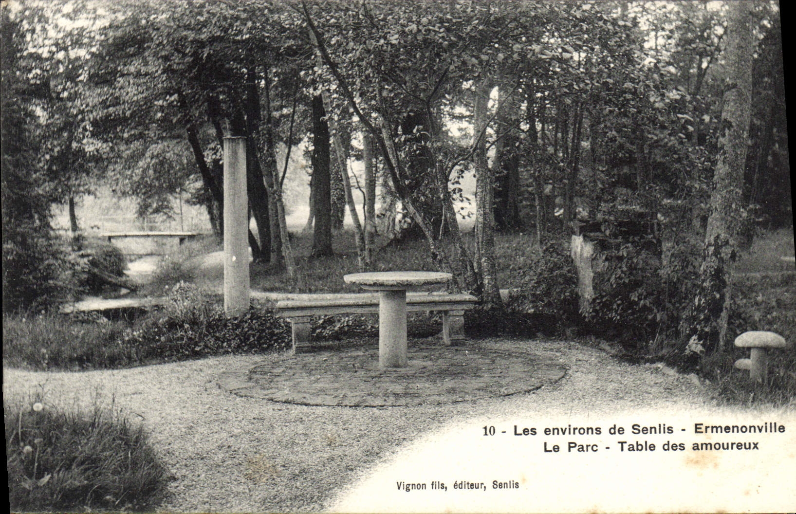 CPA Les Environs de Senlis Ermenonville Le parc Table des amoureux