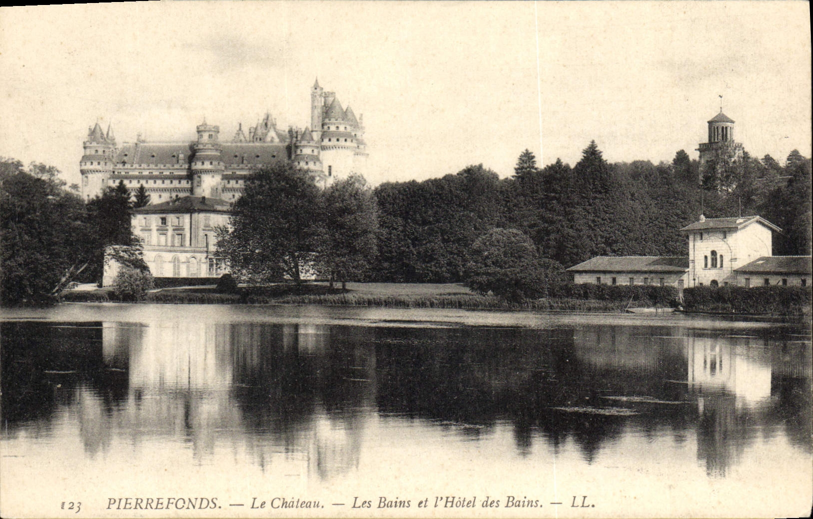 CPA Pierrefonds Le Chateau Les Bains et L'Hotel des Bains