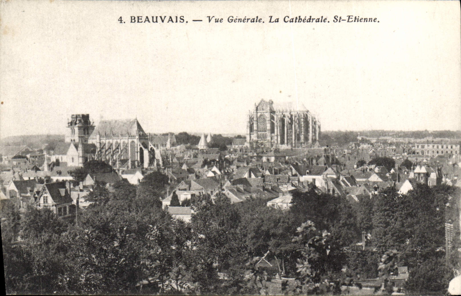 CPA Beauvais Vue Generale La Cathedrale St Etienne