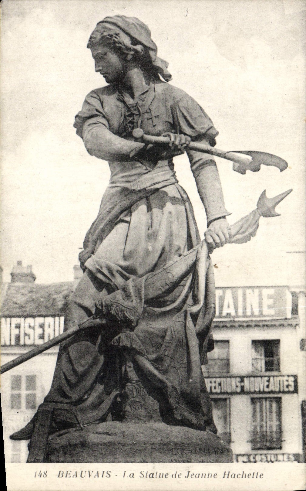 CPA Beauvais La Statue de Jeanne Hachette