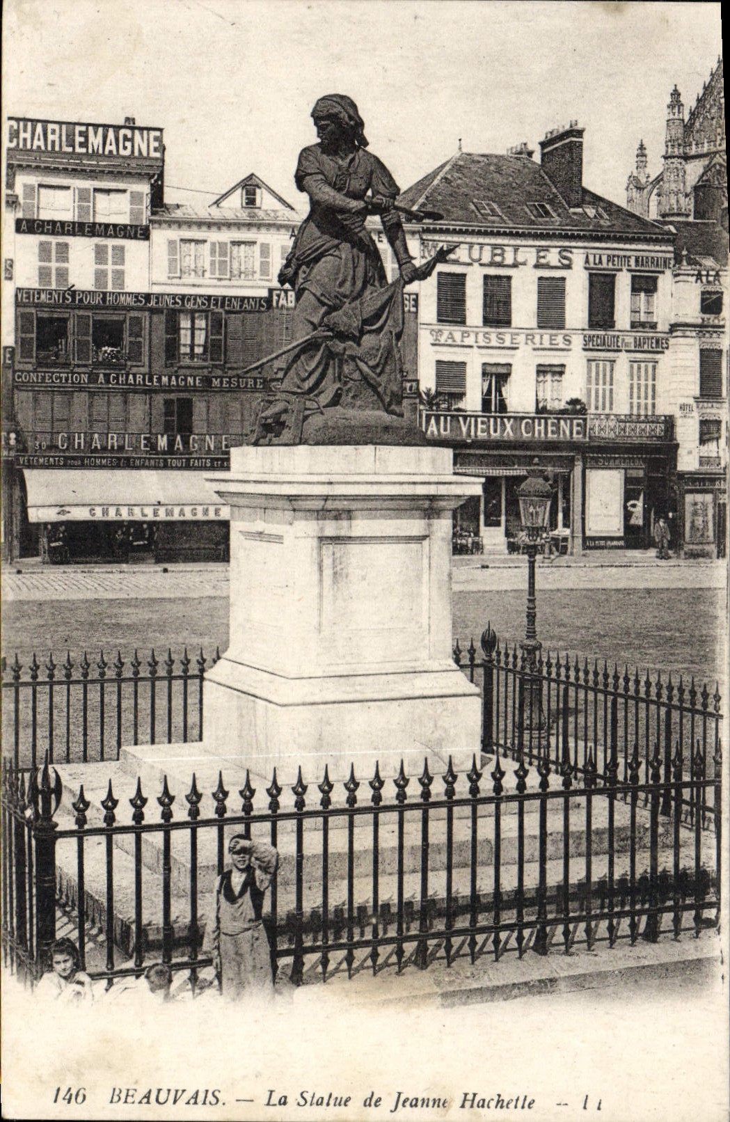 CPA Beauvais La Statue de Jeanne Hachette Charlemagne Au Vieux Chene 