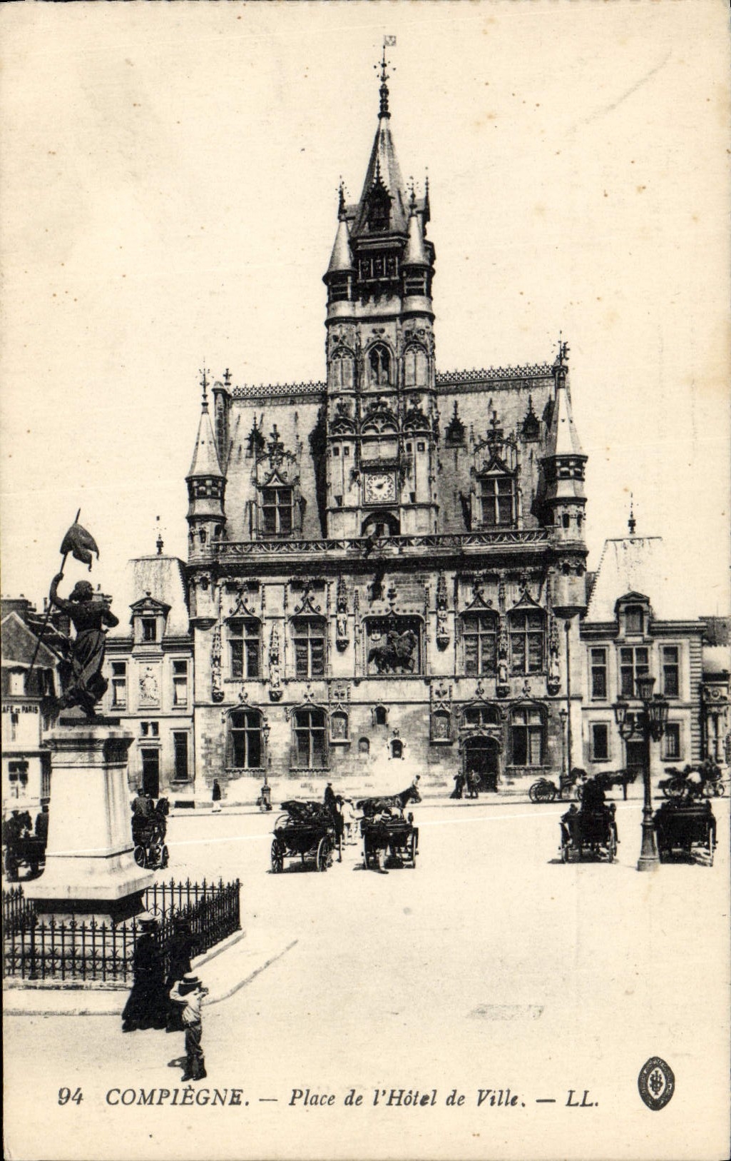 CPA Compiegne Place de L'Hotel de Ville