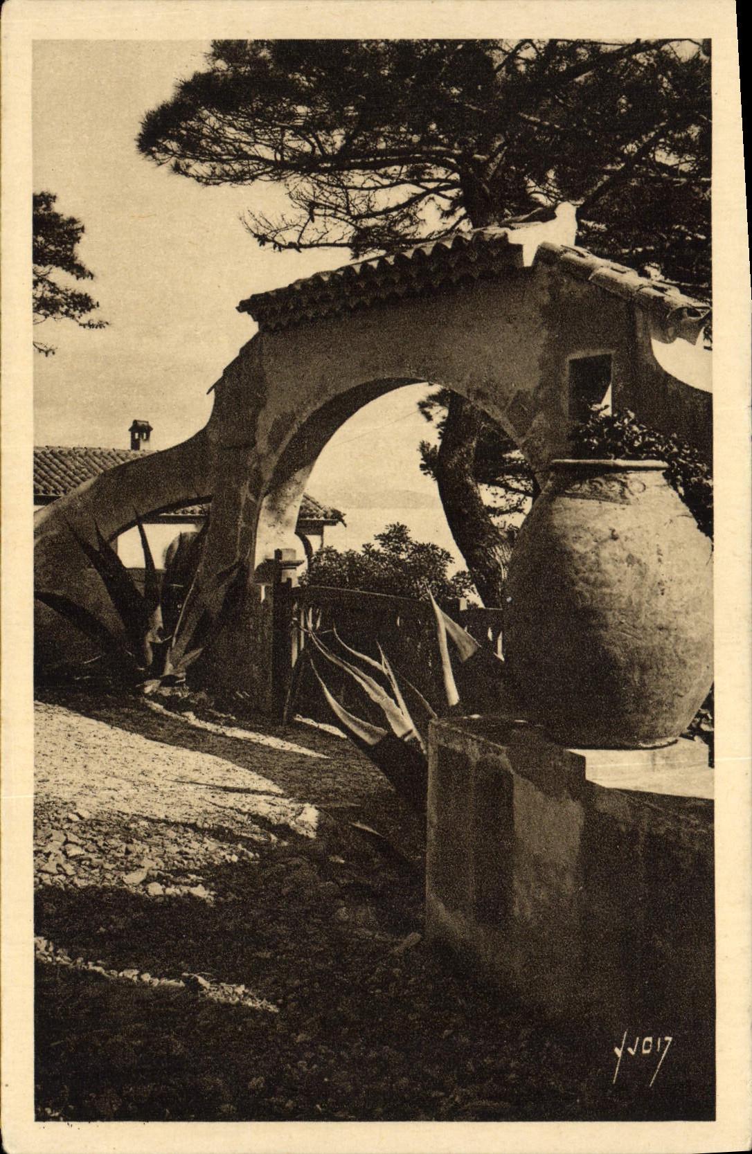 CPA Menton Entree d'une villa sur le littoral