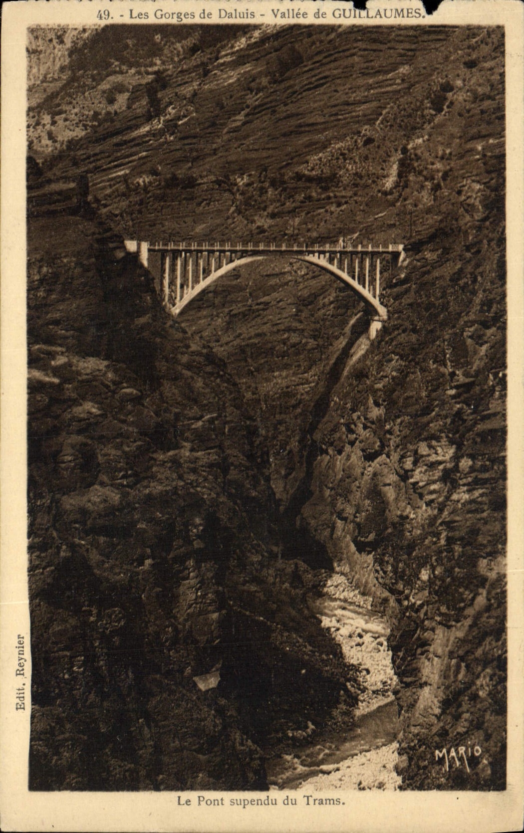 CPA Les gorges de Daluis Vallee de Guillaumes Le pont suspendu du Trams