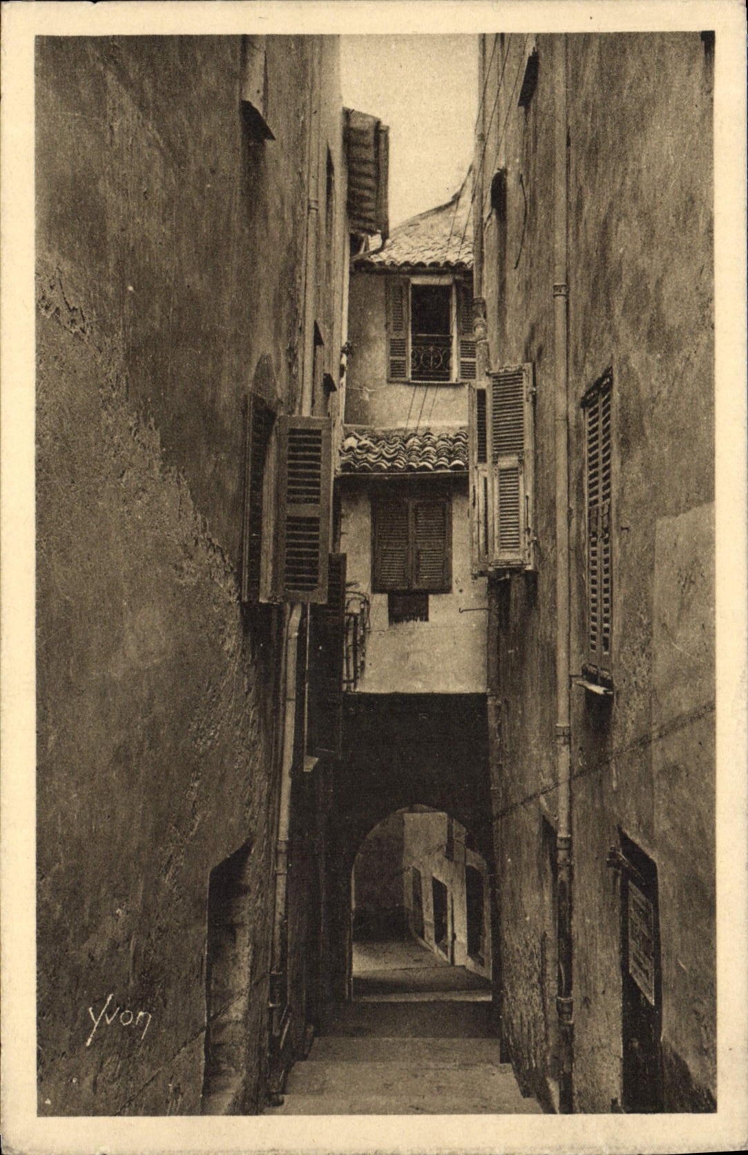 VINTAGE POSTCARD Villefranche the obscure street