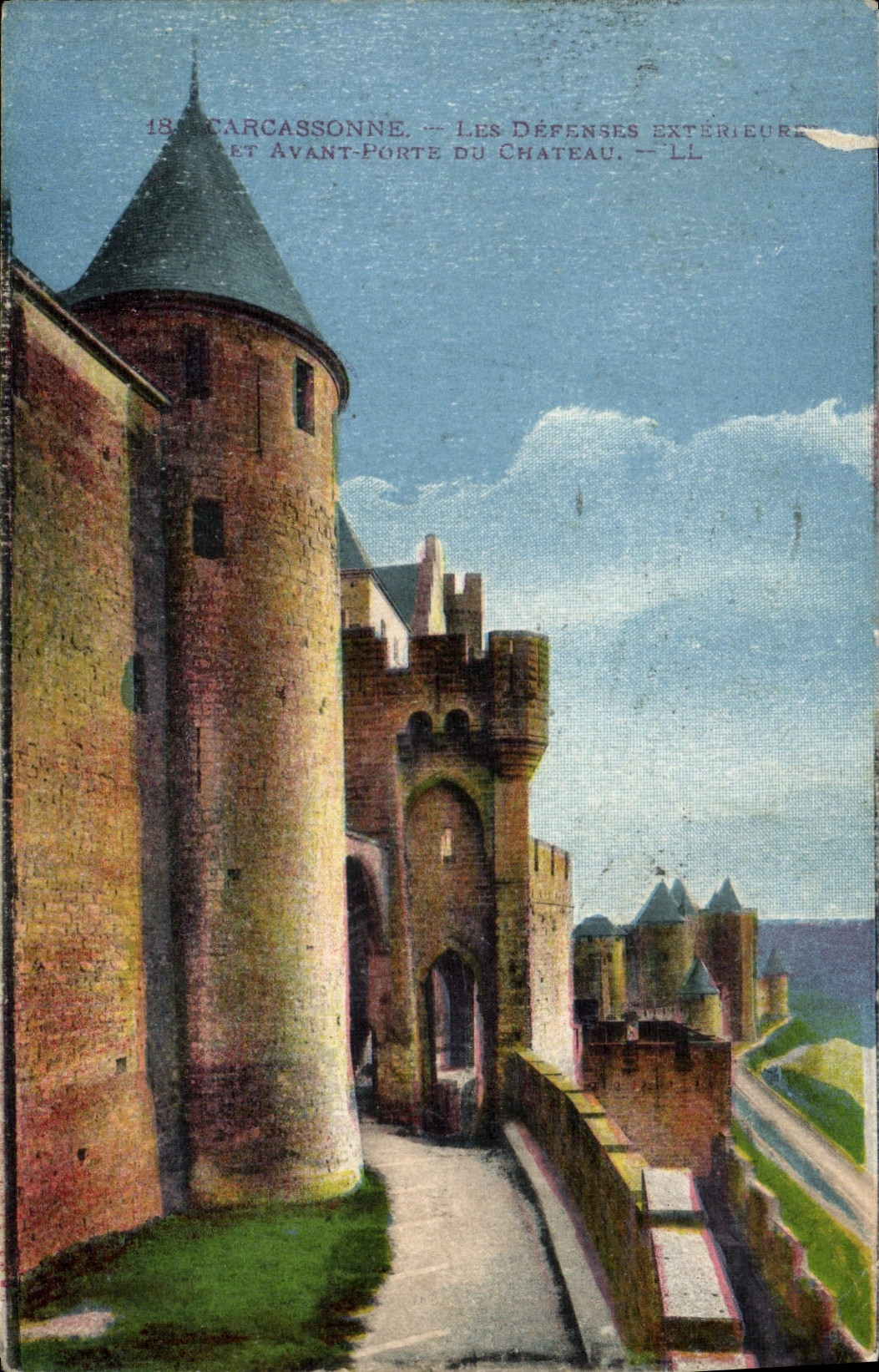 CPA Carcassonne Les Defenses Exterieures Avant Porte du chateau