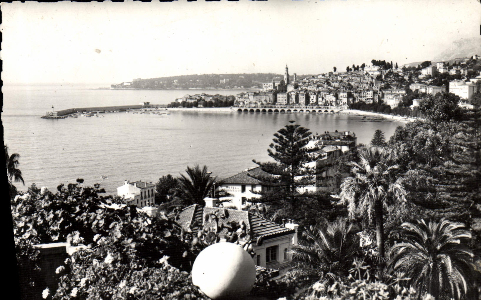 CPM Menton Vue Generale Au Fond Le Cap Martin