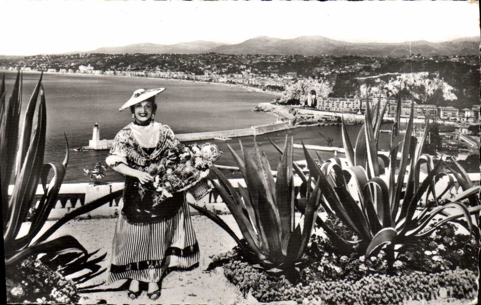 POSTAL MODERNA la dimensión Niza del folklore azul de la visión