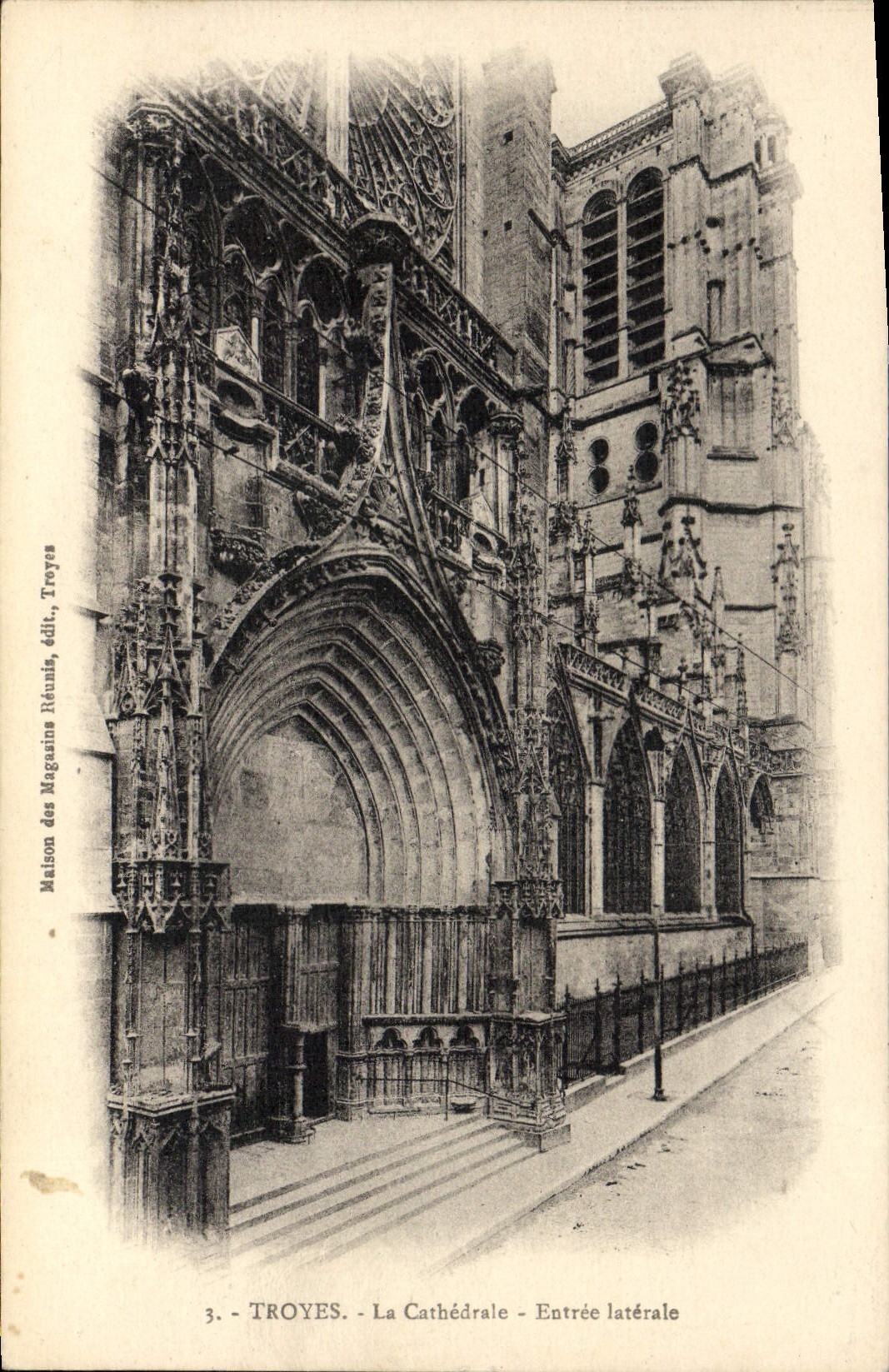 CPA Troyes La Cathedrale Entree Laterale