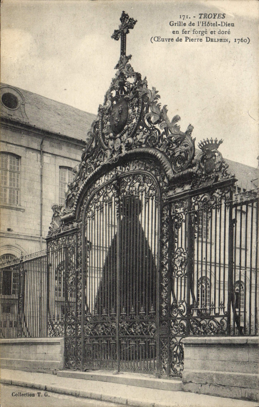 VINTAGE POSTCARD Troyes Roasts De I' Hotel God out of wrought iron and gilds