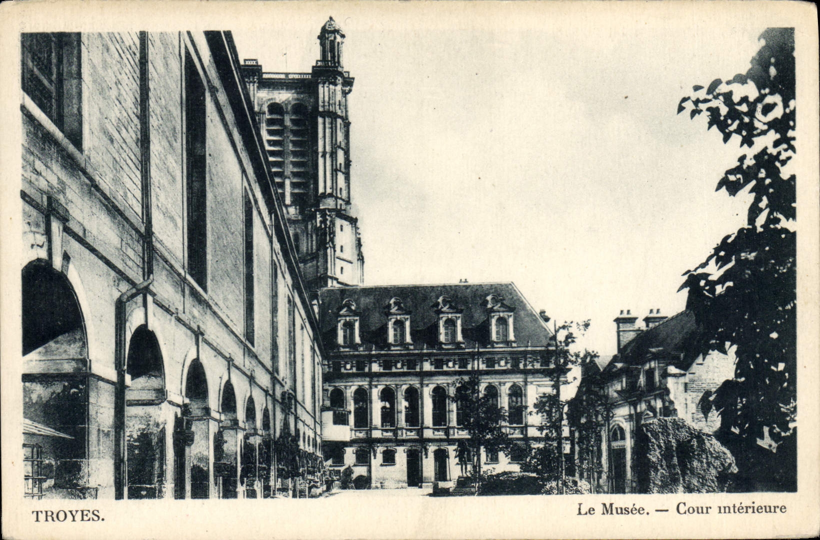 CPA Troyes Le Musee Cour Interieure