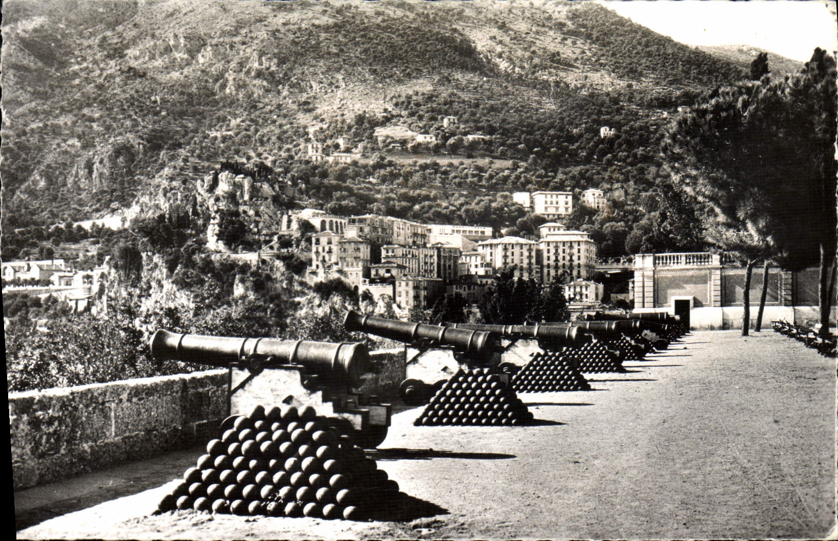 CPM Principaute De Monaco Les Vieux Canons De La Place Du Palais