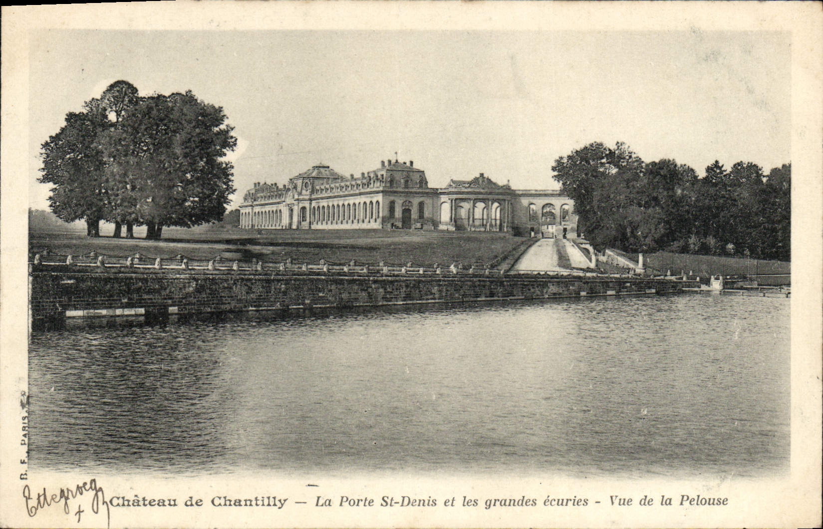 CPA Chateau De Chantilly La Porte St Denis Et Les Grandes Ecuries Vue De La Pelouse