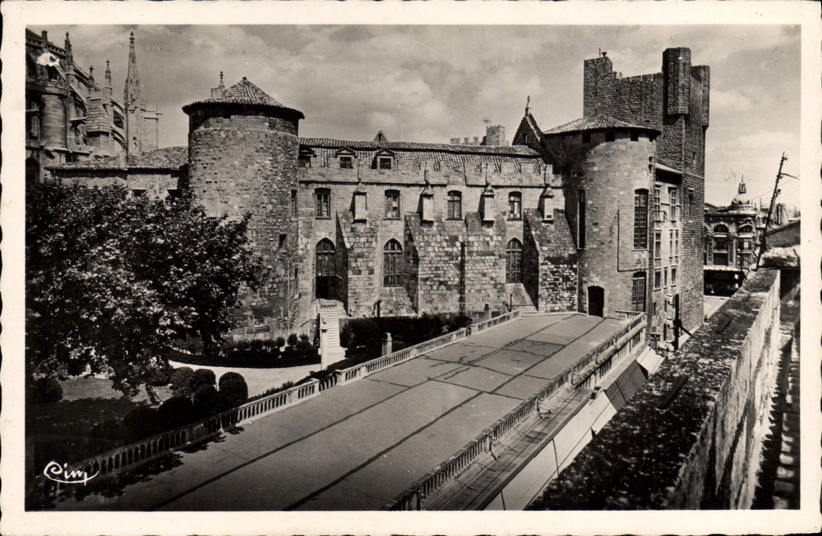 VINTAGE POSTCARD Narbonne the Museum
