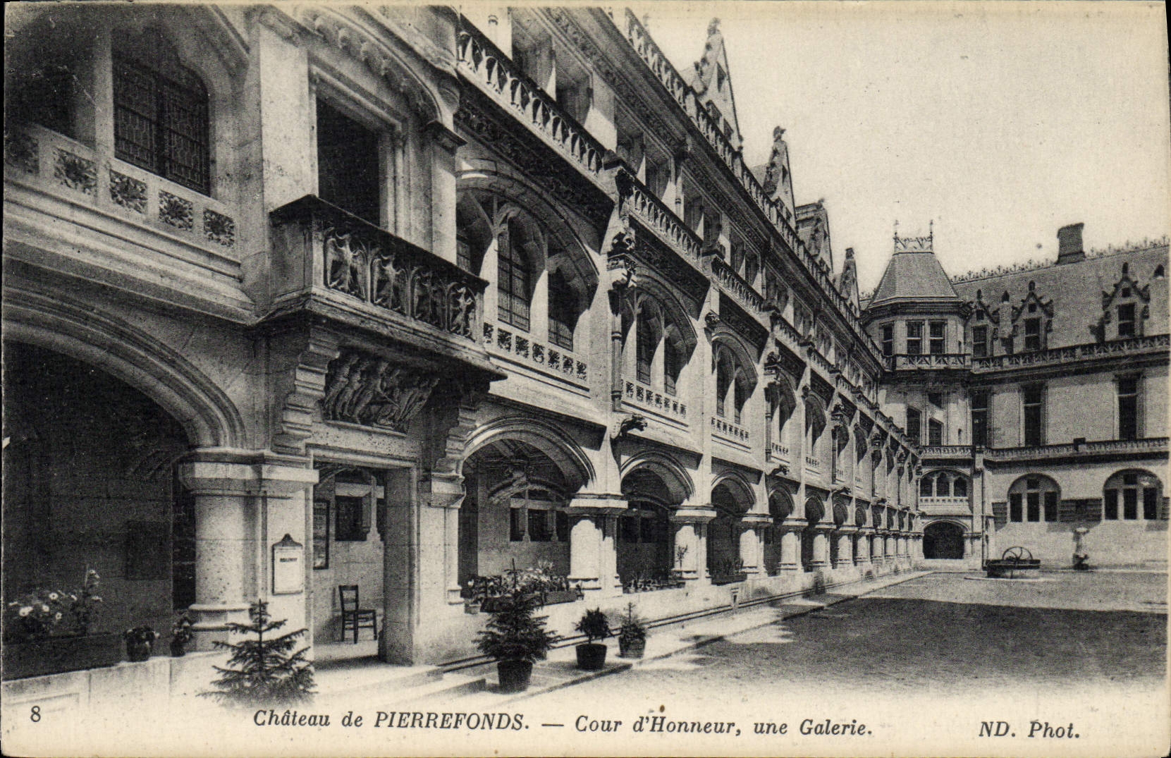 VINTAGE POSTCARD Castle De Pierrefonds Main courtyard a Gallery