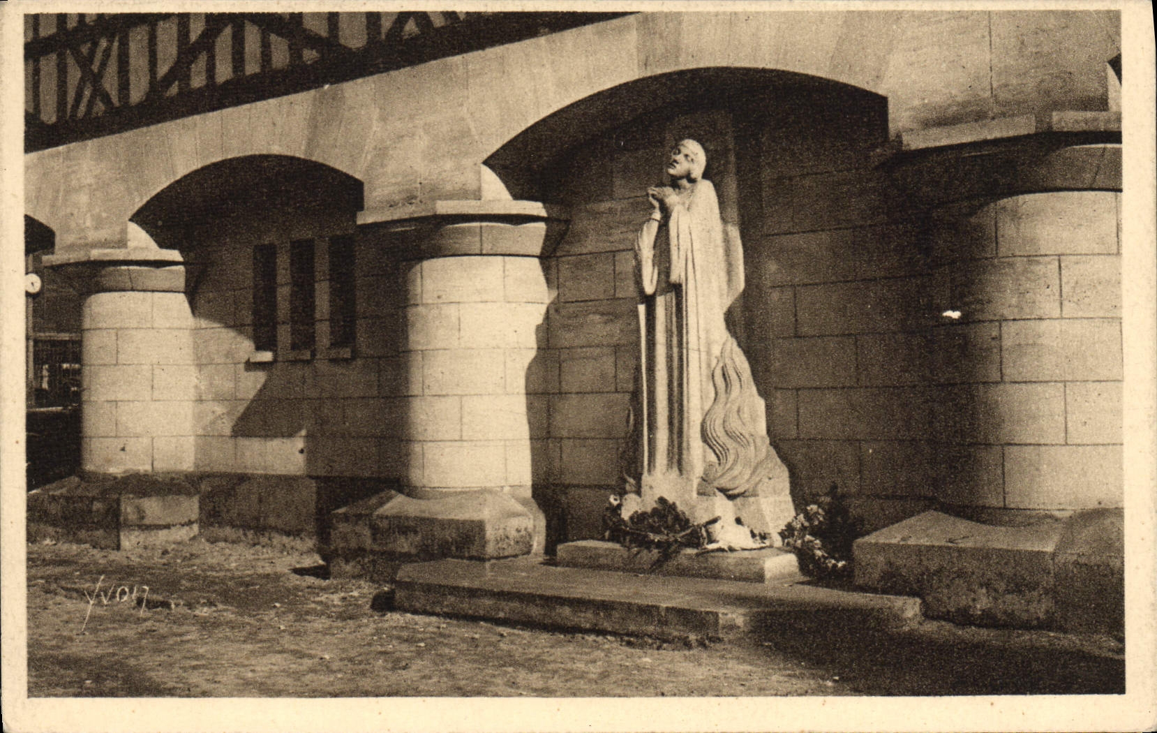 Los lugares de Ruán de la POSTAL de la VENDIMIA ponen el arco del d de Jeanne en su desbaste-cortan