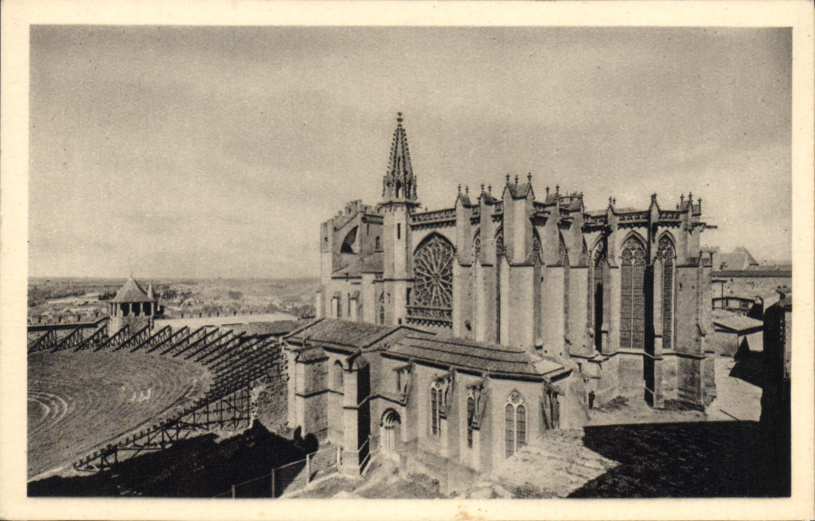 CPA Cite De Carcassonne L'Eglise Saint Nazaire Et Le Theatre