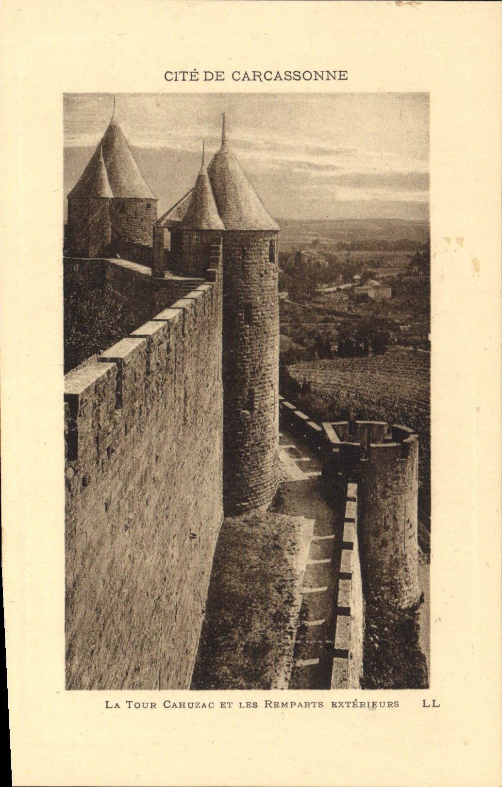 CPA Cite De Carcassonne La tour Cahuzac et les remparts exterieurs