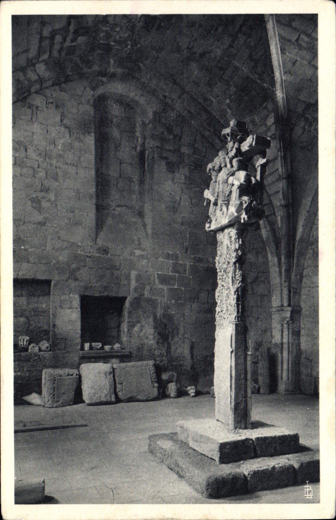 CPA Abbaye De Fontfroide L'Eglise Calvaire de la salle des morts