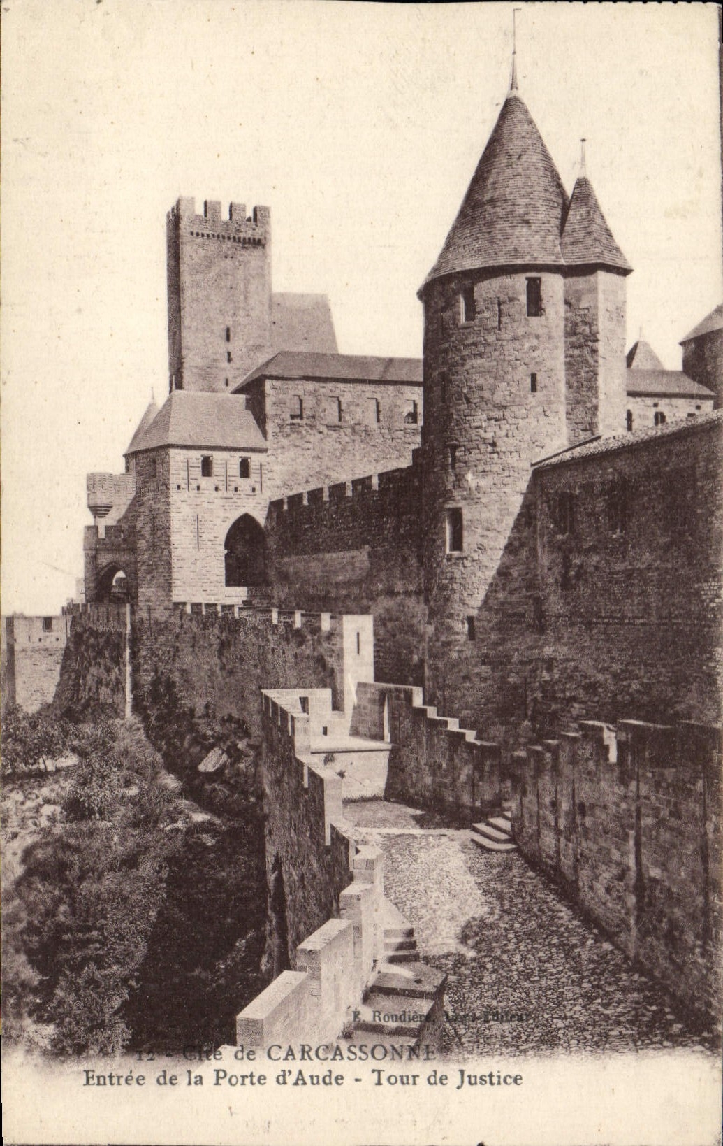 CPA Carcassonne Entree De La Porte D'Aude Tour De Justice