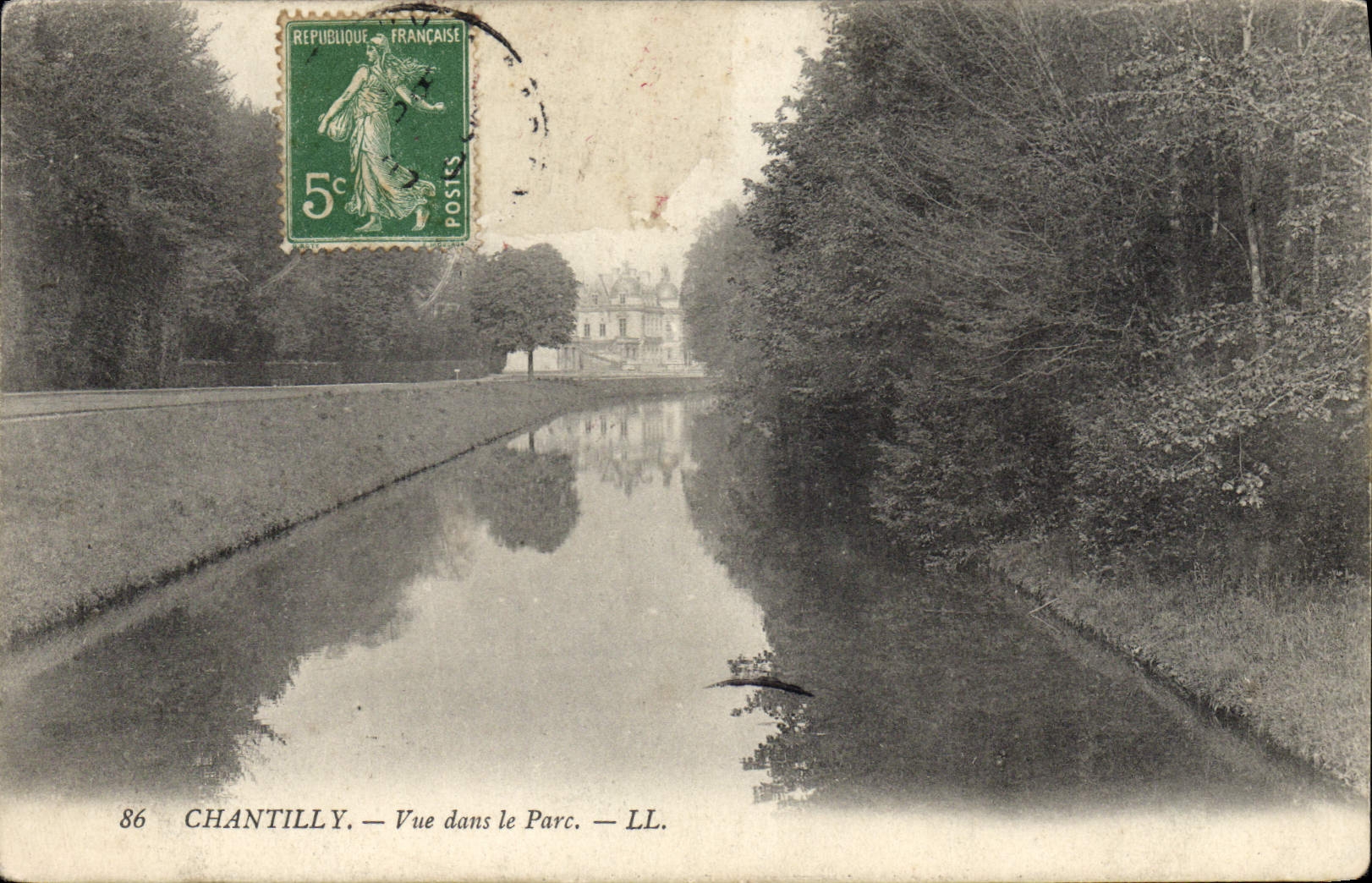 CPA Chantilly Vue Dans Le Parc