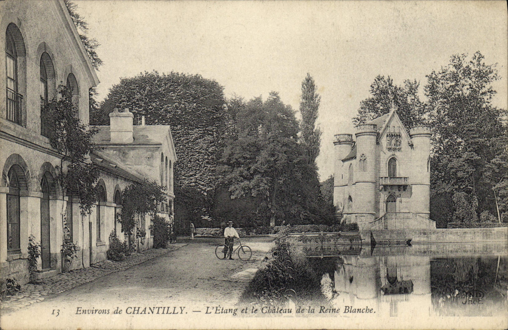 CPA Environs De Chantilly L'Etang Et Le Chateau de al Reine Blanche