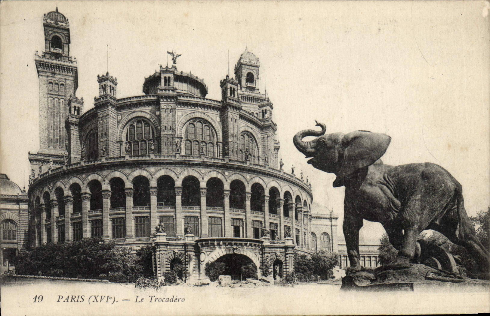 VINTAGE POSTCARD Paris Trocadero Elephant