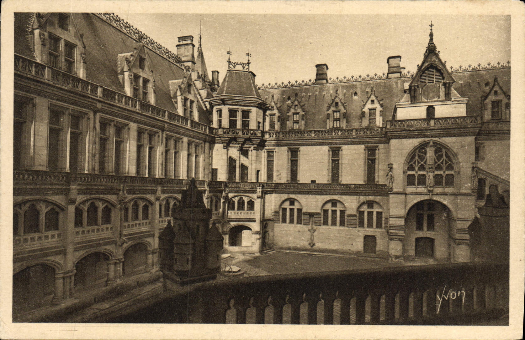 CPA Chateau De Pierrefonds La Cour D'Honneur