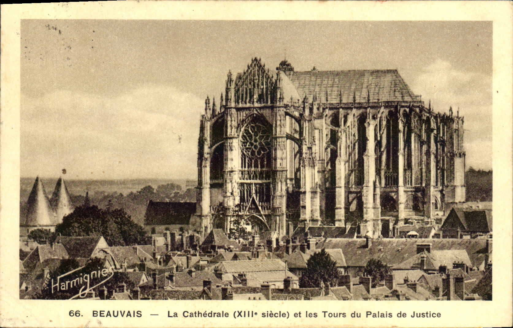 CPA Beauvais La Cathedrale Et Les Tours Du Palais De Justice