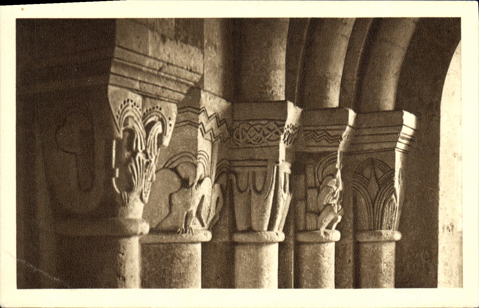 CPA Morienval L'Eglise Notre Dame Chapiteaux du deambulatoire Ancienne abbatiale des Benedictines