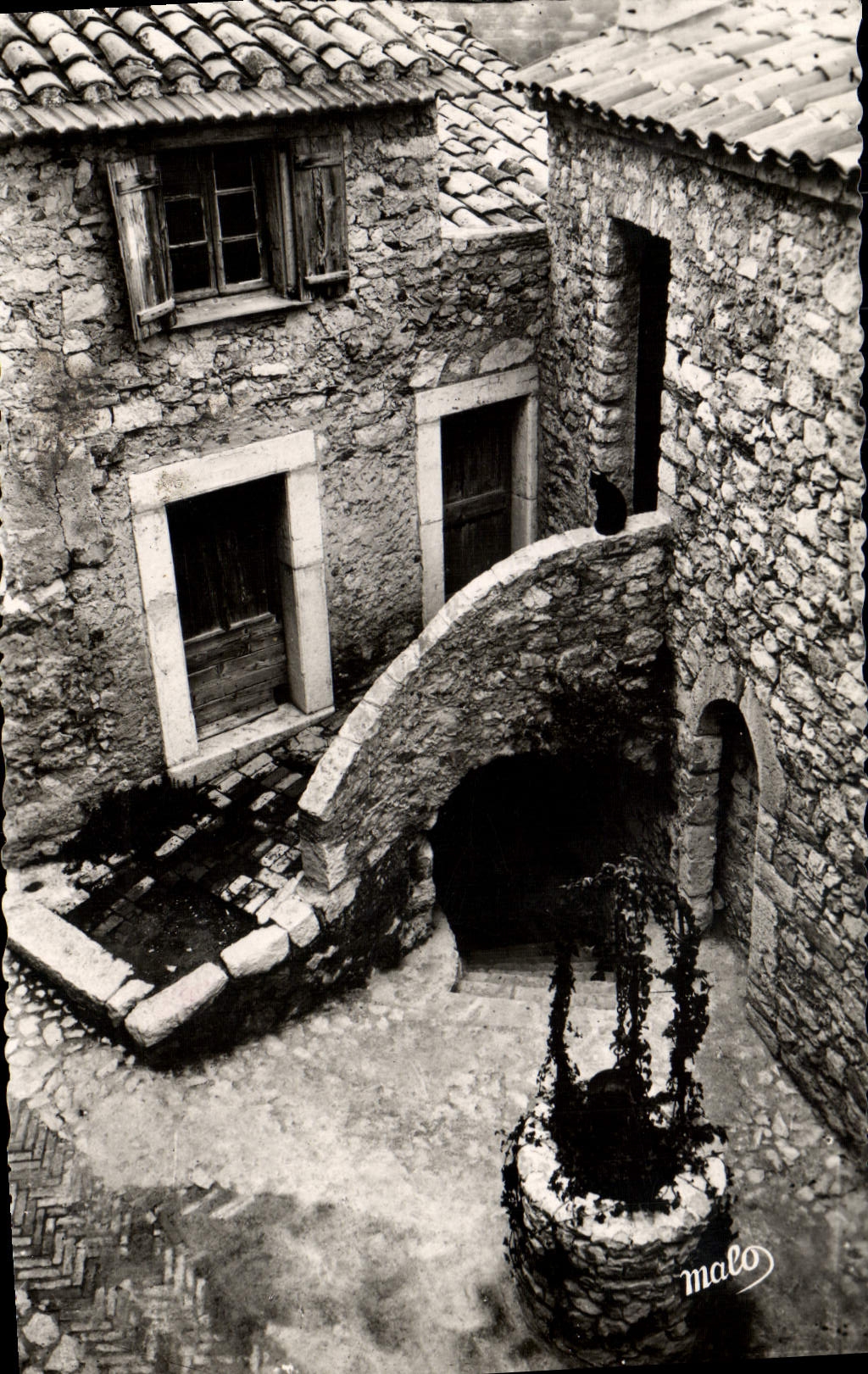 POSTAL MODERNA casa de la mujer mayor de Eze