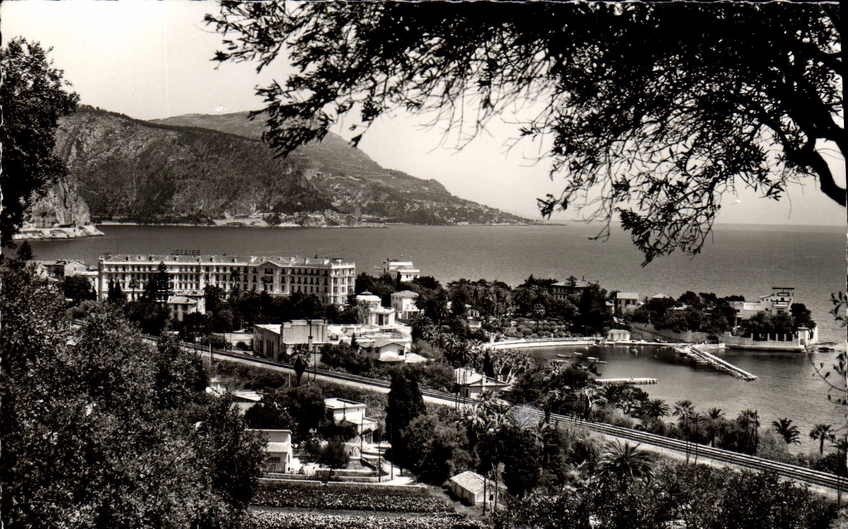 CPM Beaulieu Sur Mer La Baie Des Fournis La villa Kerylos Au fond le Cap d'Ail