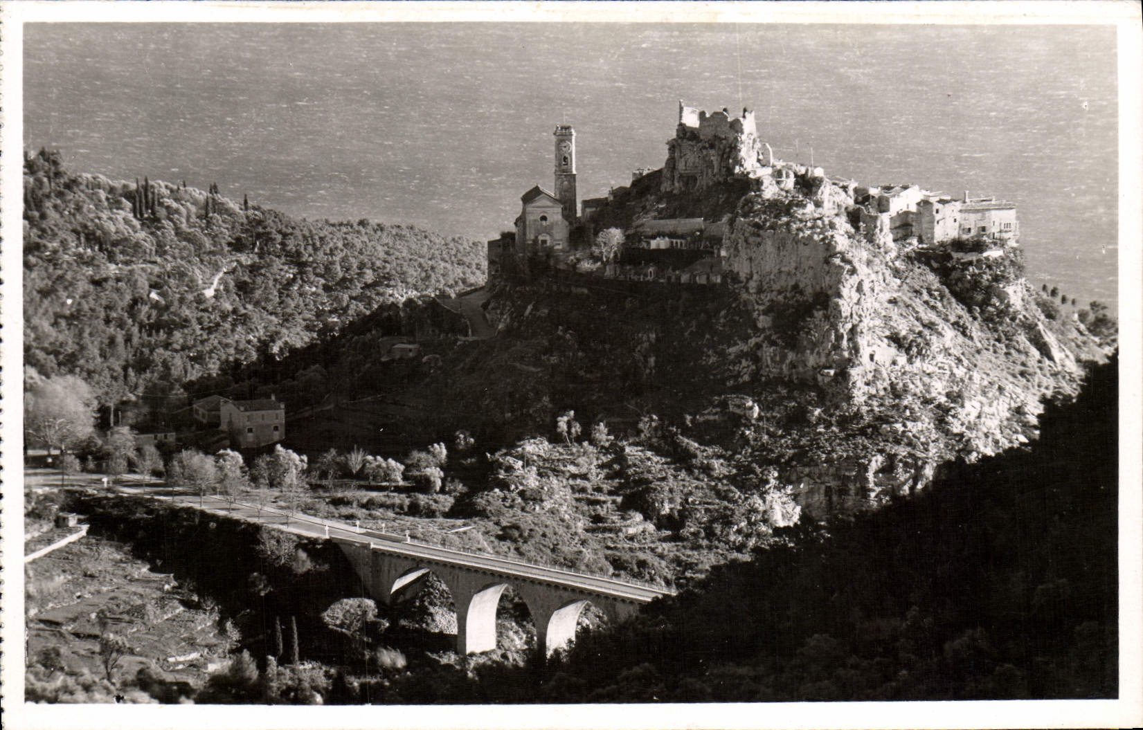 POSTAL Eze de la VENDIMIA la aldea vieja y la cornisa media