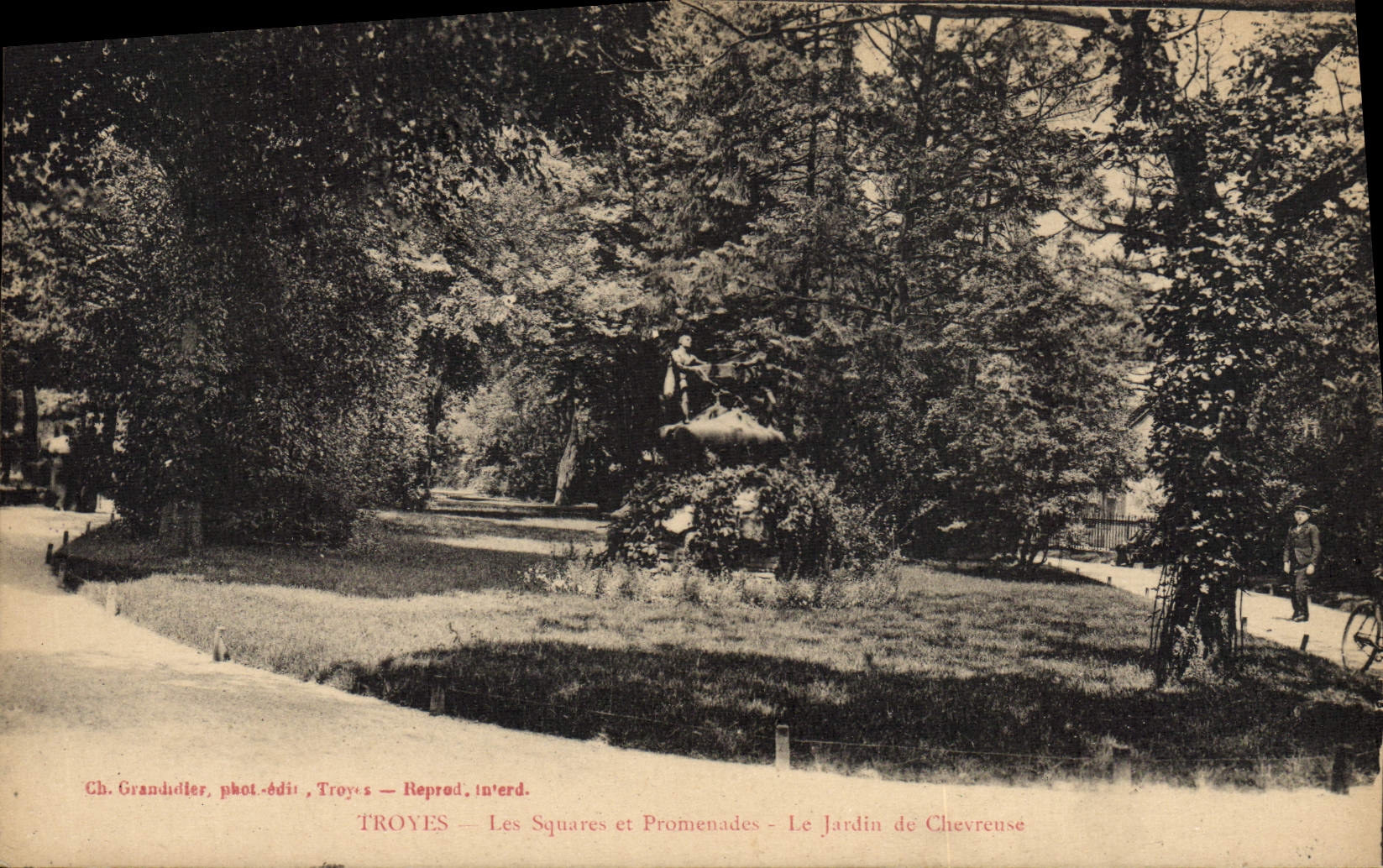 CPA Troyes Les Squares Et Promenades Le Jardin de Chevreuse