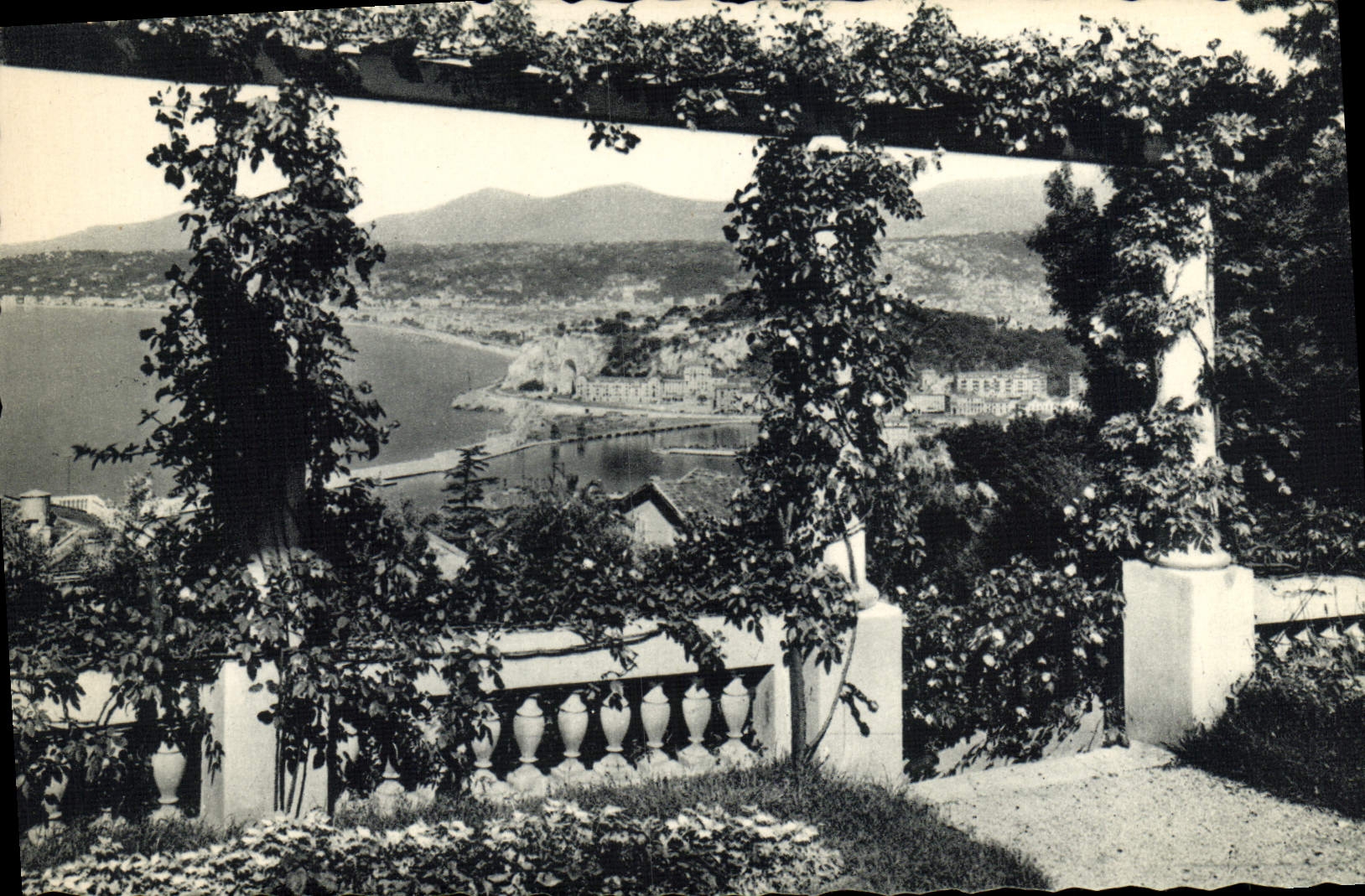 POSTAL de la VENDIMIA Niza vista entre las pérgolas florecidas