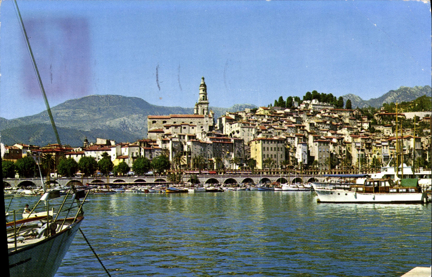 CPM Menton Une Partie Du Port La Vieille Ville et le quai Bonaparte