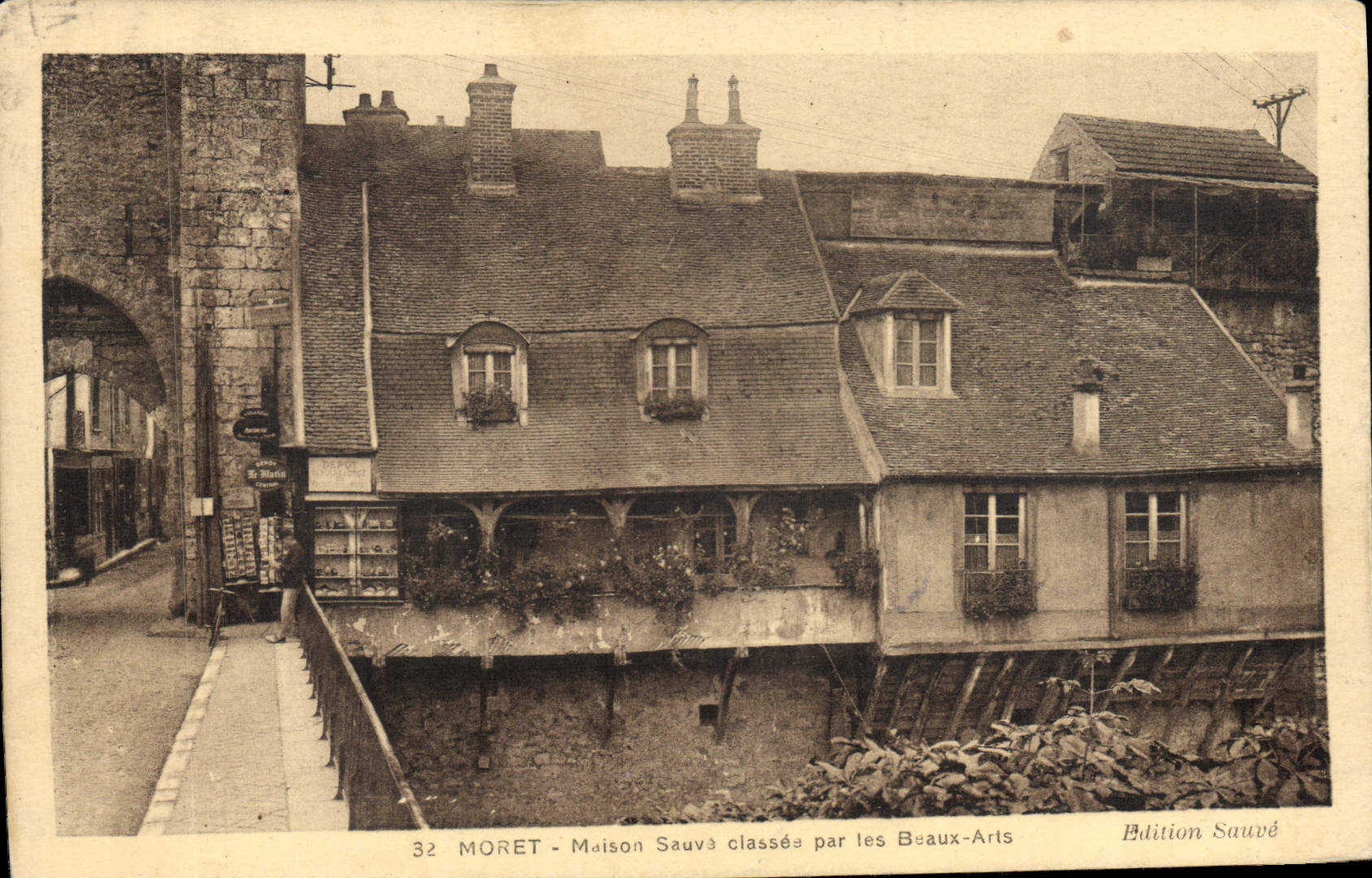 VINTAGE POSTCARD Moret Maison Saves Classes By Beautiful arts