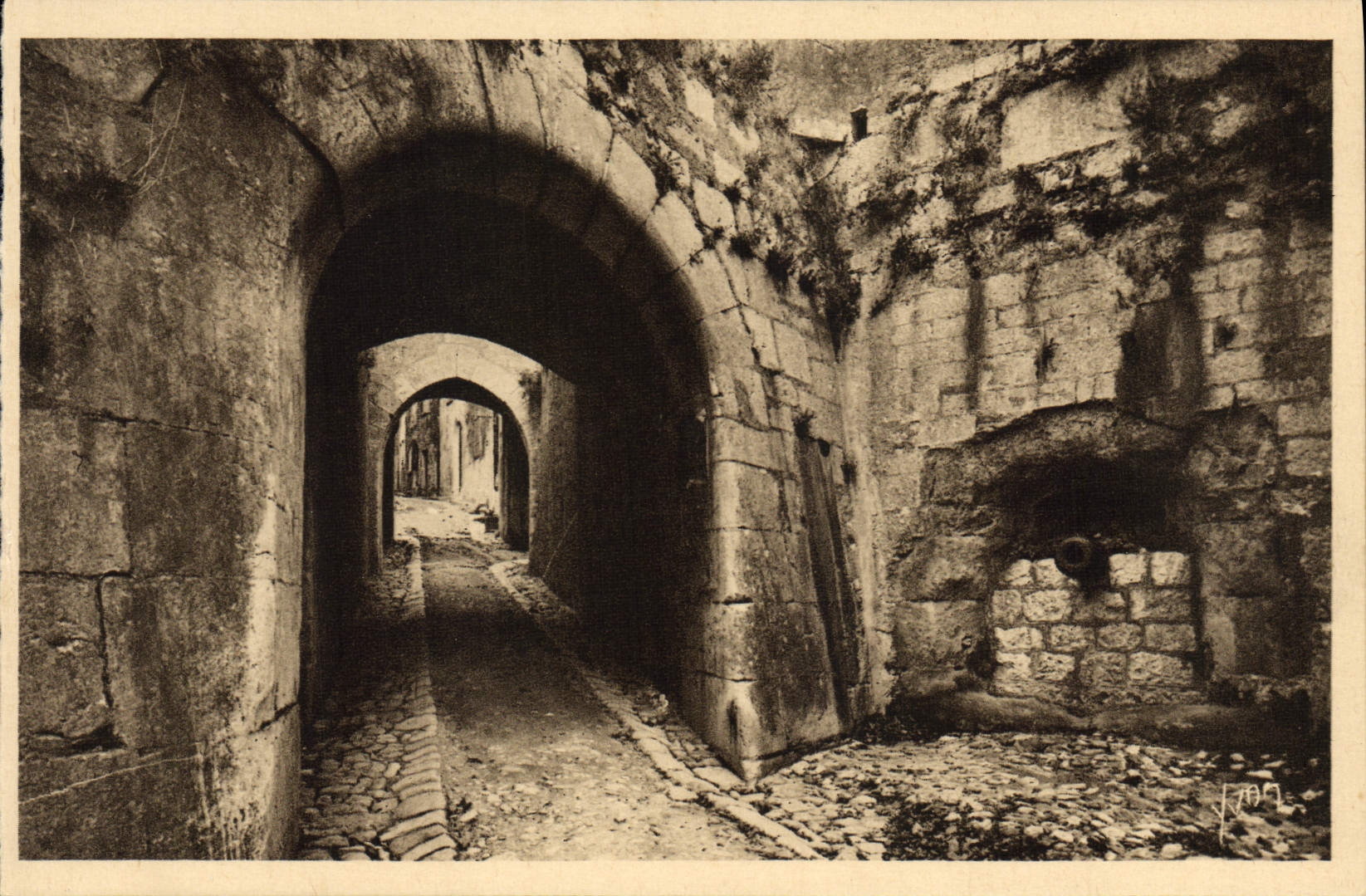 CPA Saint Paul L'Entree Du Village Par Les Vieilles fortifications et le canon qui la defendait