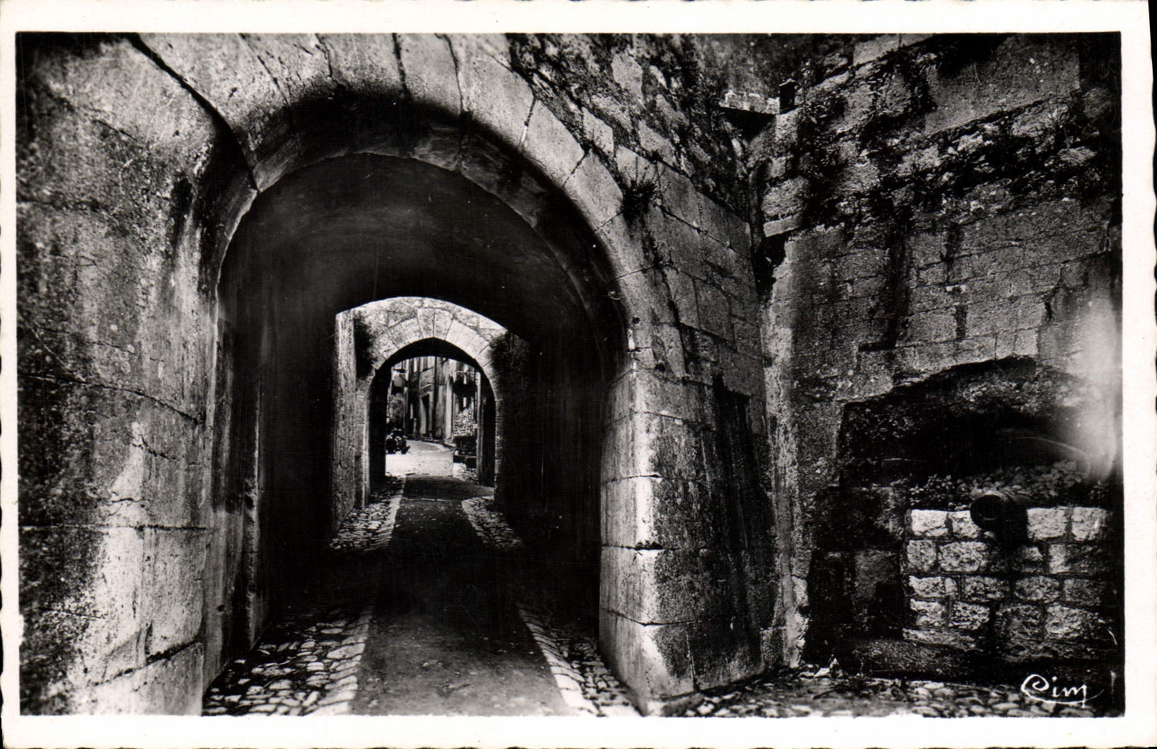 VINTAGE POSTCARD Saint Paul De Vence Its Walls Its Church Its Fountain