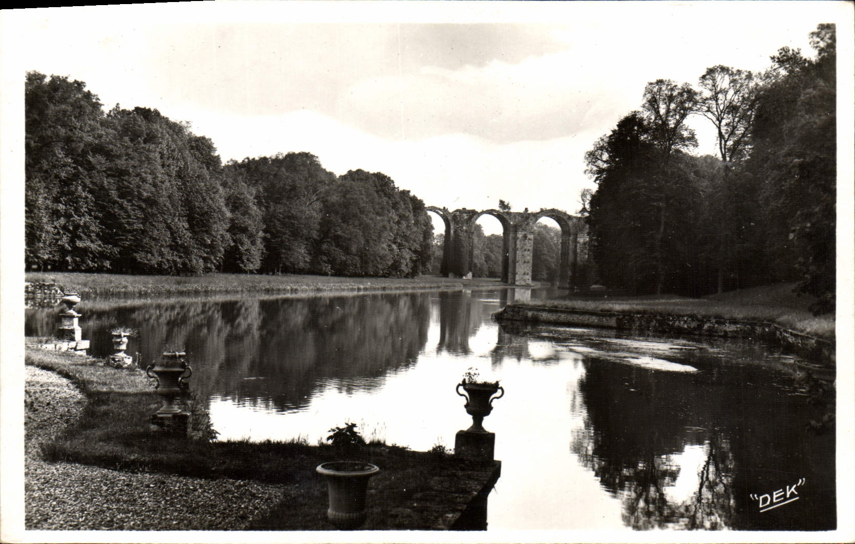 POSTAL Maintenon de la VENDIMIA el castillo visto en la pieza del agua