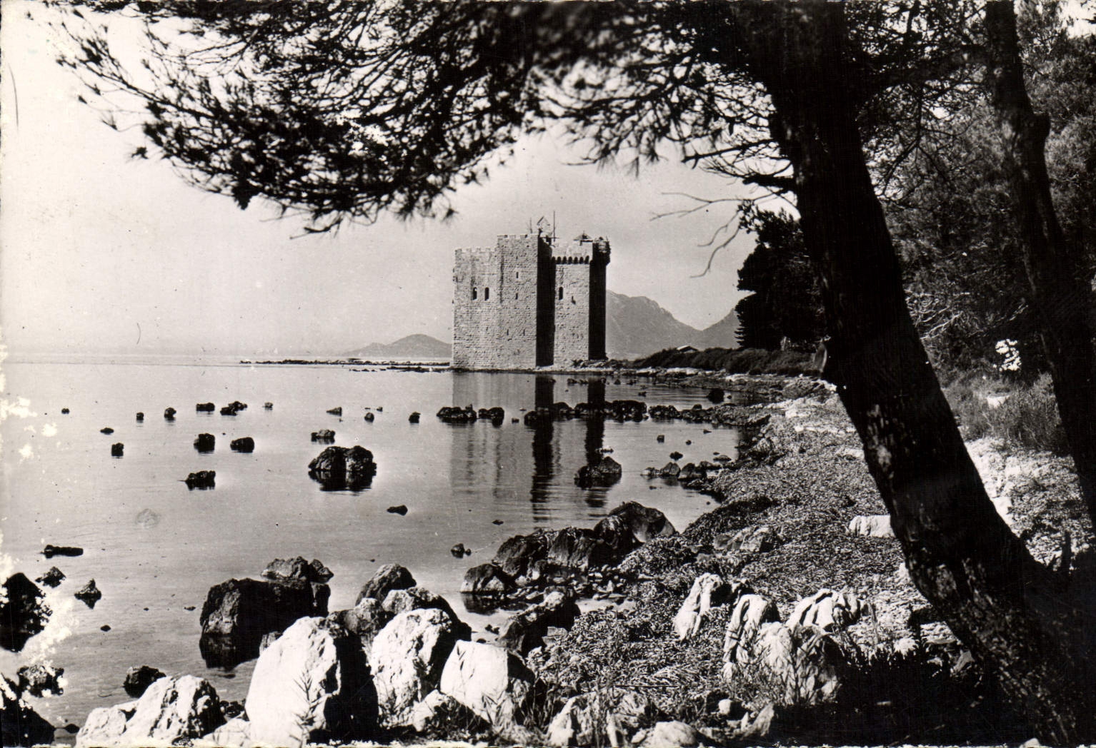 CPM Ile de Lerins Saint Honorat L'ancien monastere fortifie