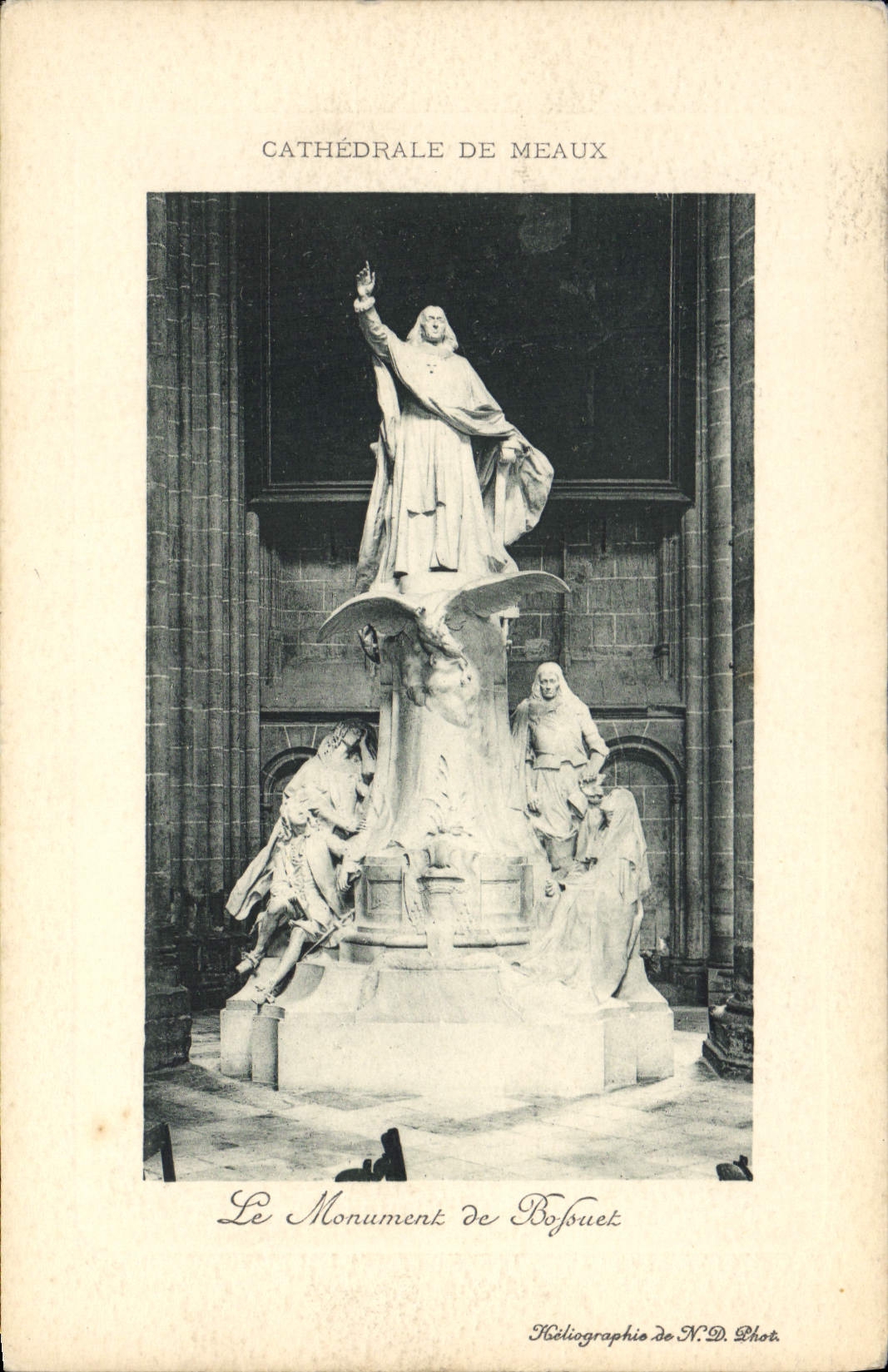 CPA Cathedrale de Meaux Le monument de Bossuet