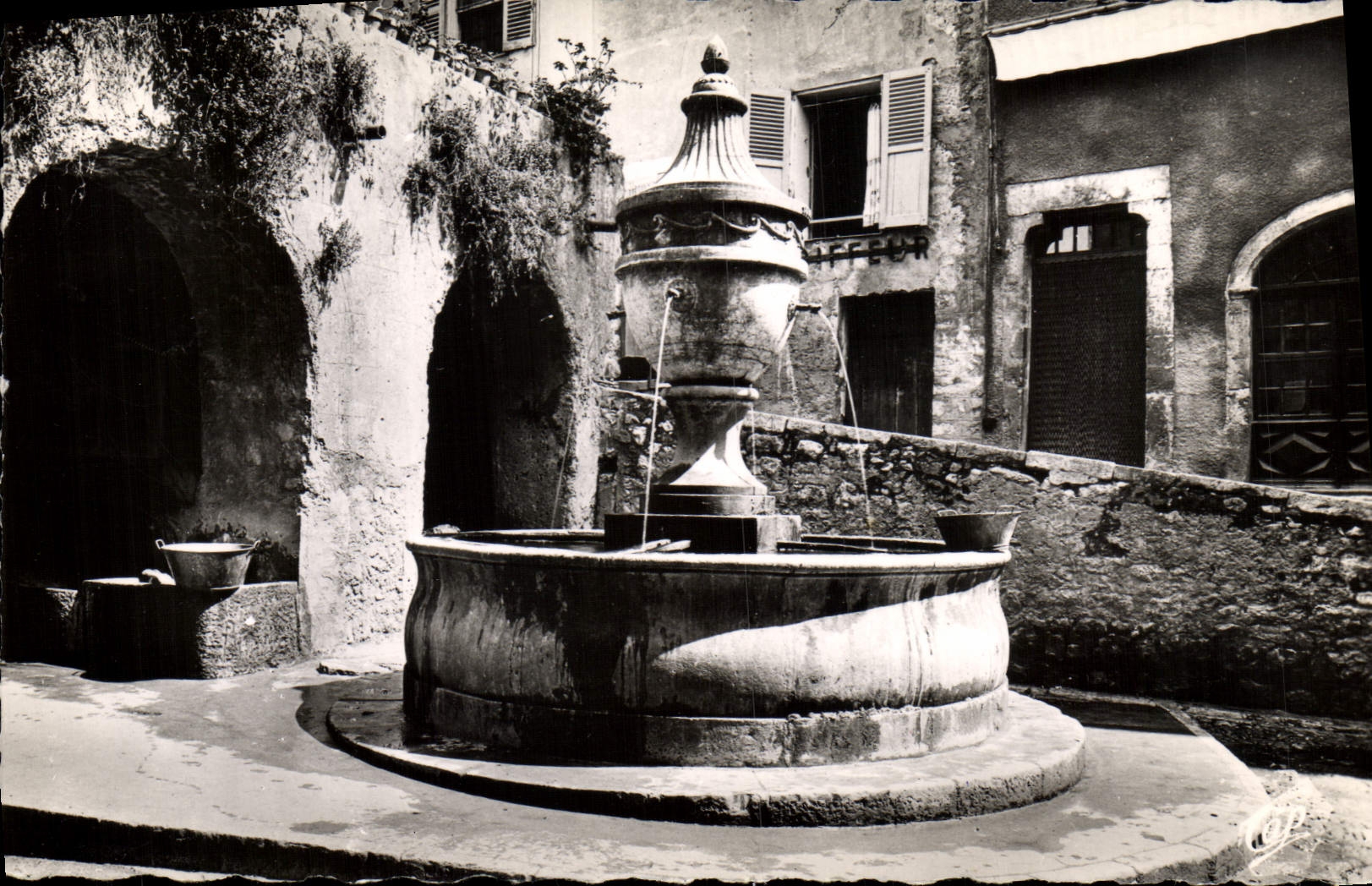 CPA St Paul De Vence Une vieille fontaine