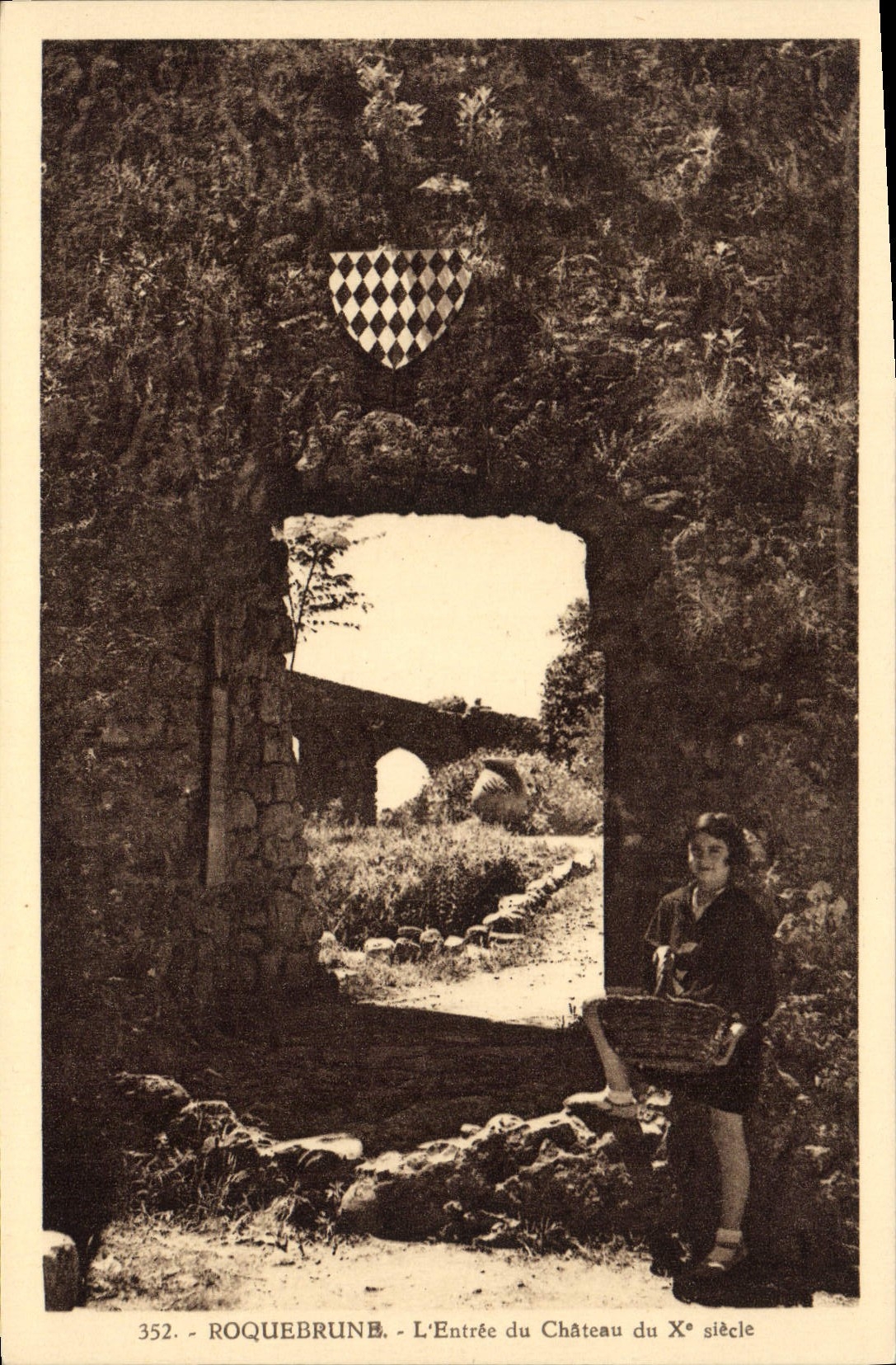 POSTAL Roquebrune de la VENDIMIA la entrada del castillo del 10mo niño