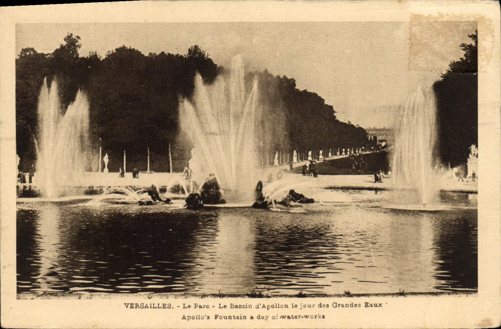 CPA Versailles Le parc Le Bassin d'Apollon le jour des grandes eaux 