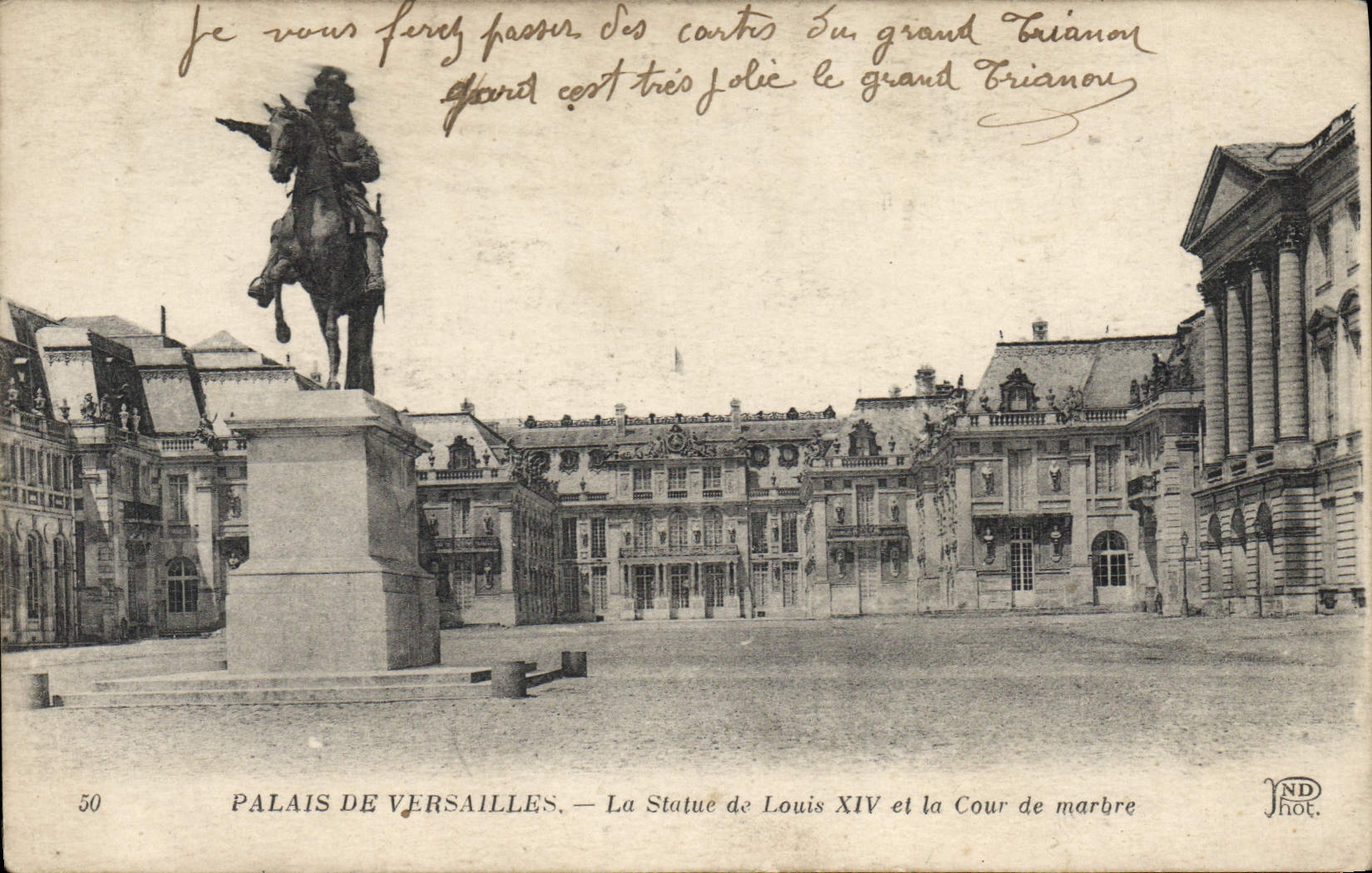 CPA Versailles La statue de Louis XIV et la Cour de Marbre