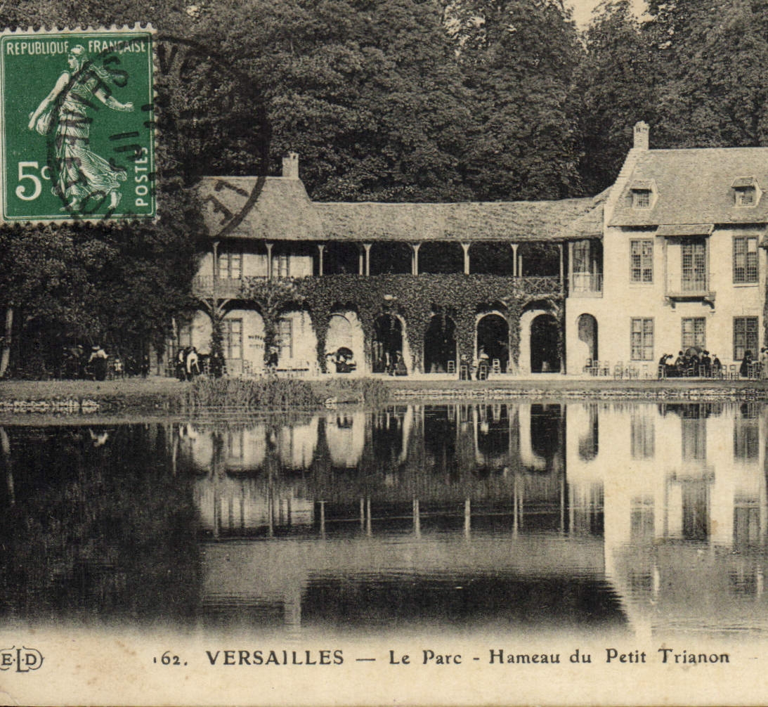 CPA Versailles Le Parc Hameau du Petit Trianon Maison de la reine