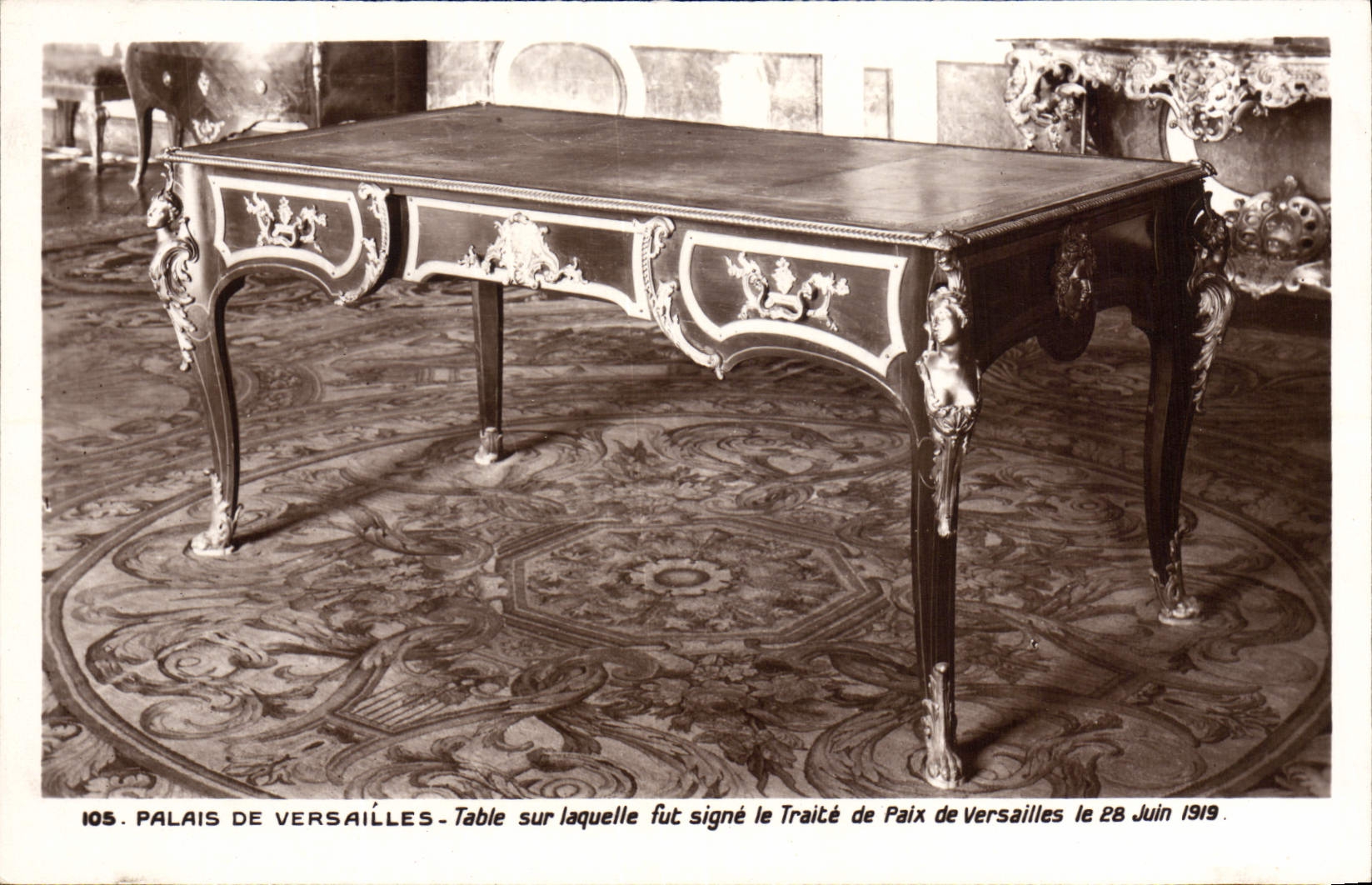 CPA Palais De Versailles Table sur Laquelle fut Signe le Traite de paix de Versailles Militaria