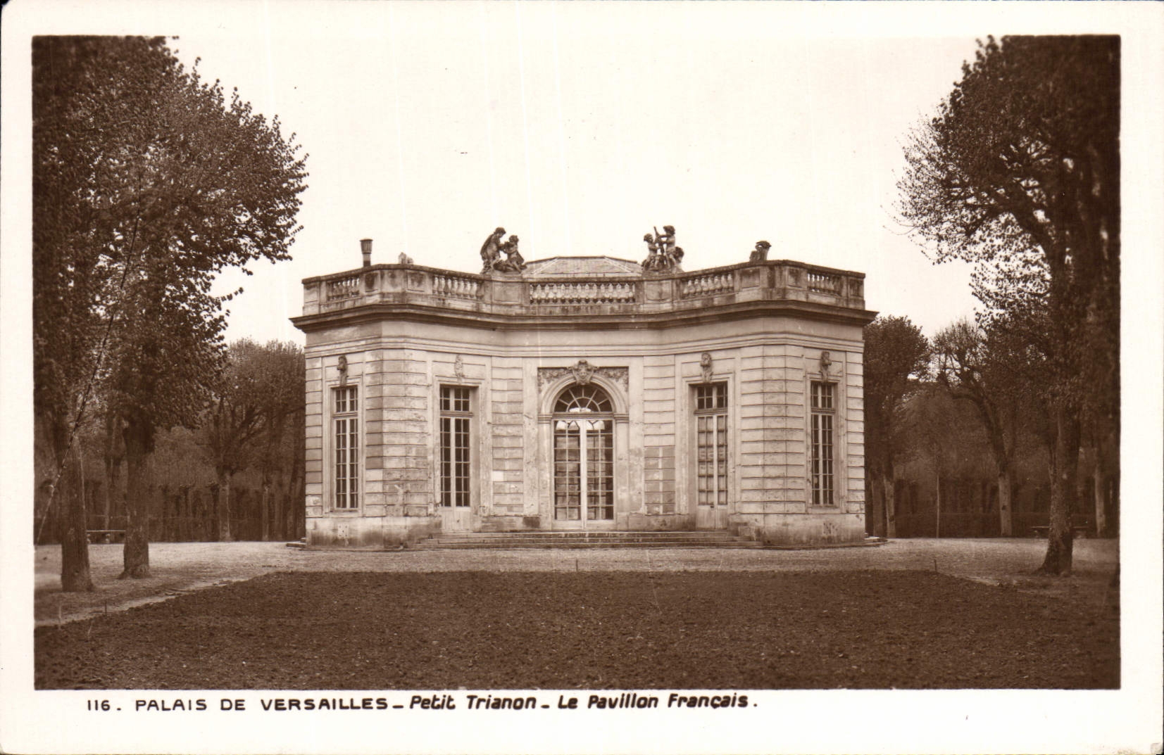 CPA Palais De Versailles Petit Trianon Le Pavillon Francais