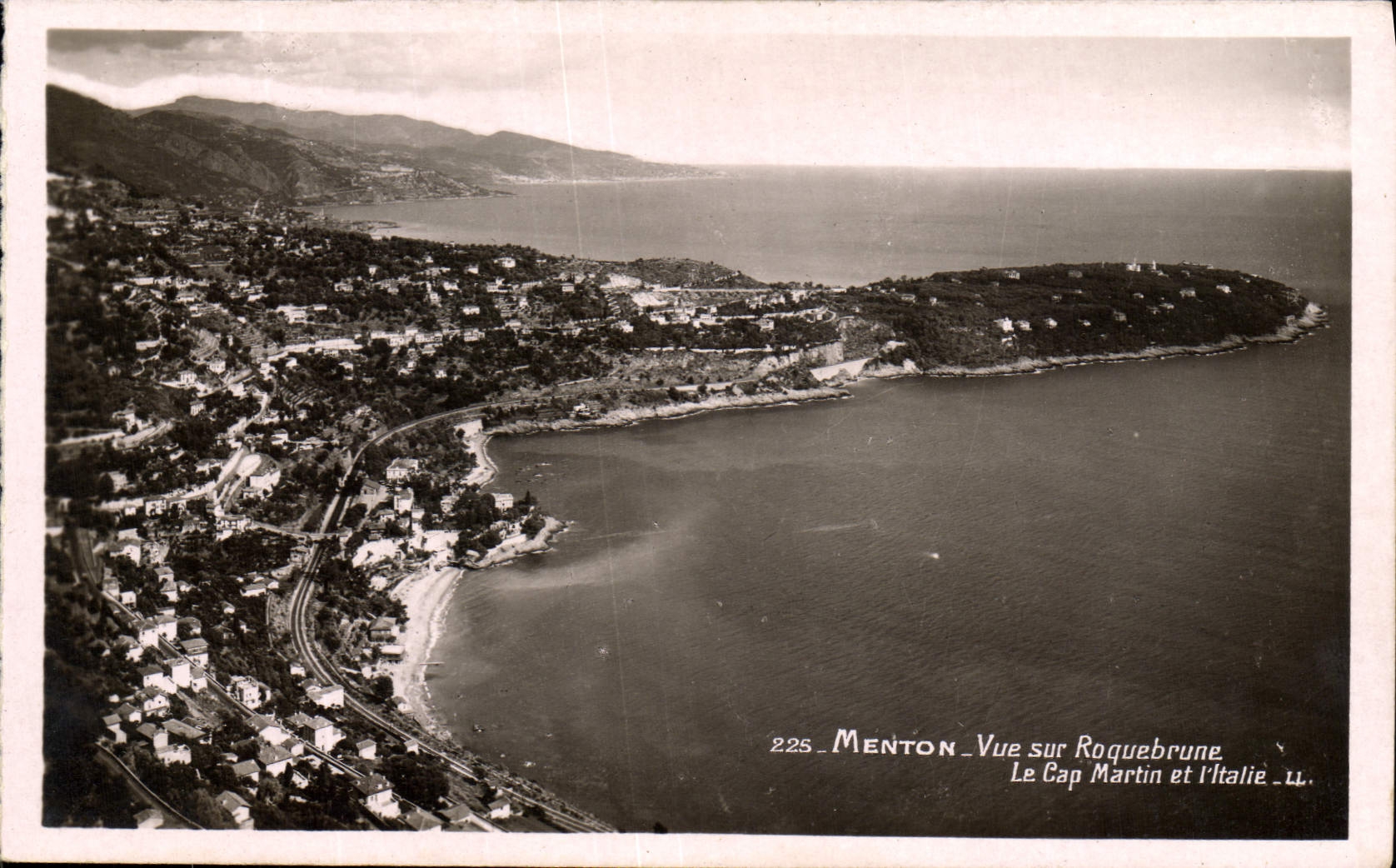 CPA Menton Vue Sur Roquebrune Le Cap Martin et l'Italie